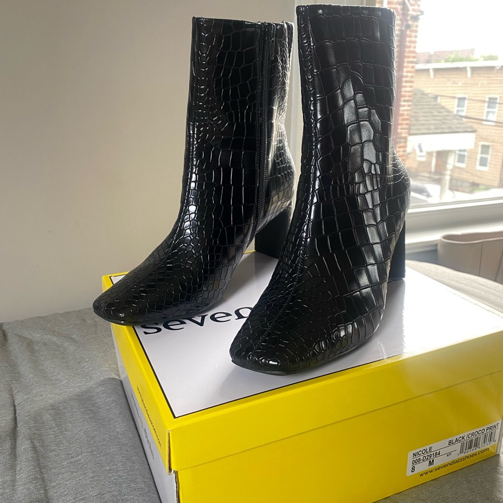 NEVER WORN CROC BOOTIES: Size 8